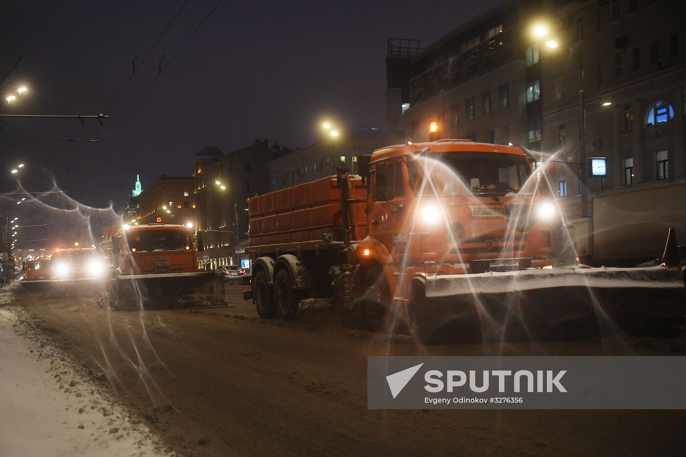 Moscow utility crews deal with snowfall aftermath