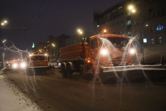 Moscow utility crews deal with snowfall aftermath