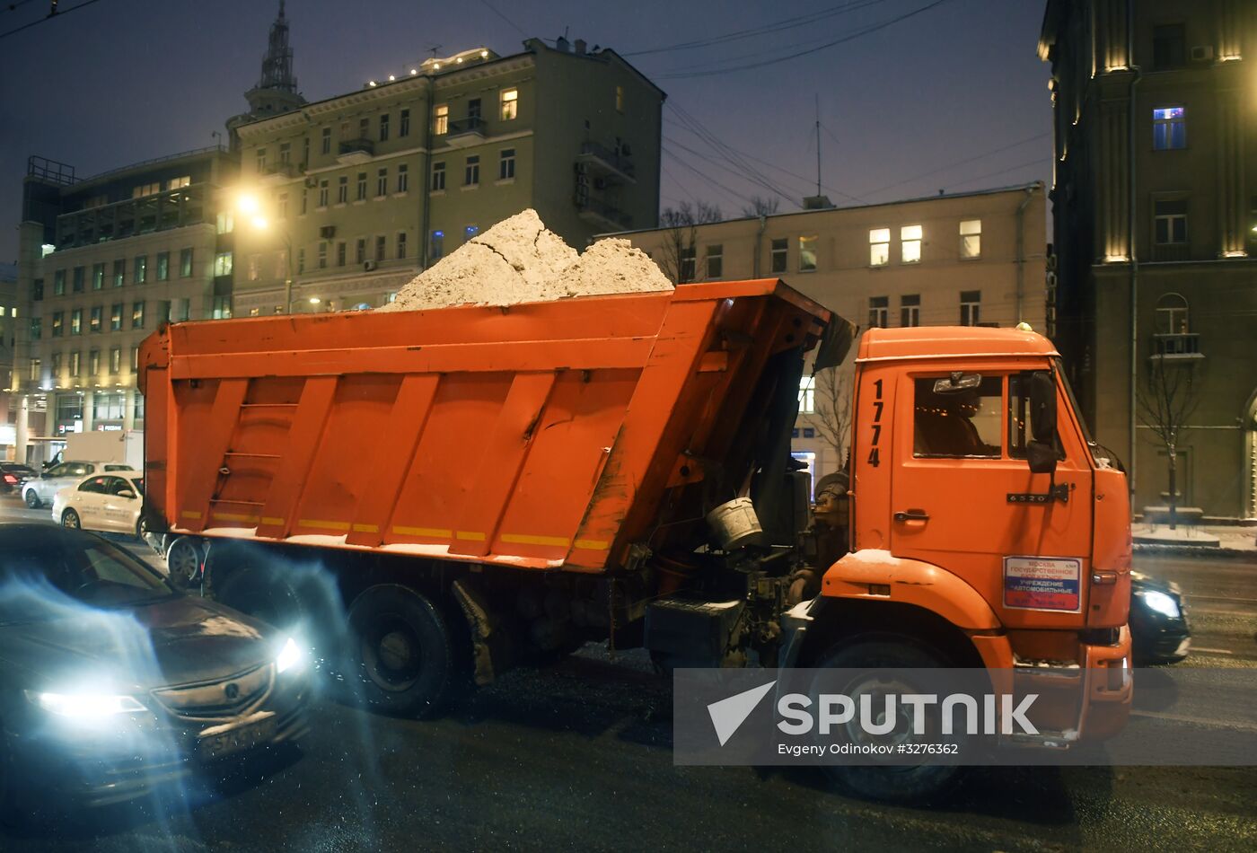 Moscow utility crews deal with snowfall aftermath