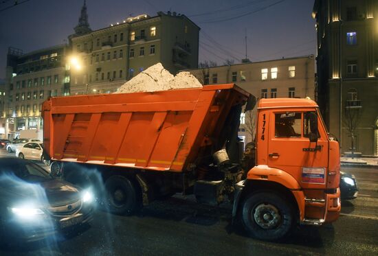 Moscow utility crews deal with snowfall aftermath
