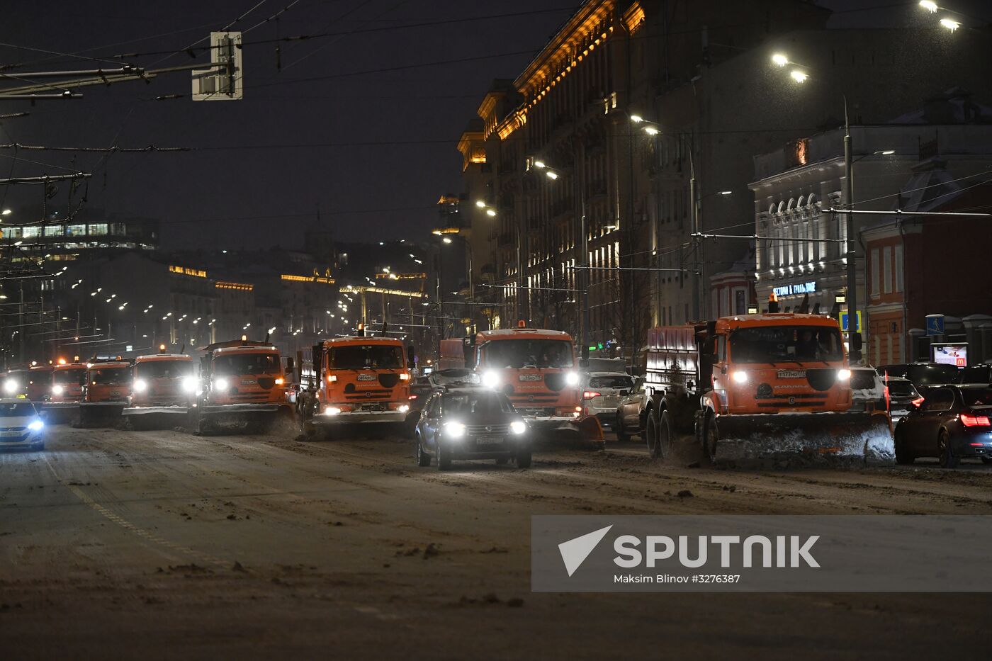 Moscow utility crews deal with snowfall aftermath