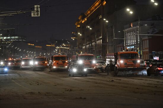 Moscow utility crews deal with snowfall aftermath