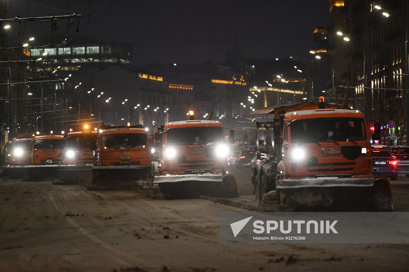 Moscow utility crews deal with snowfall aftermath