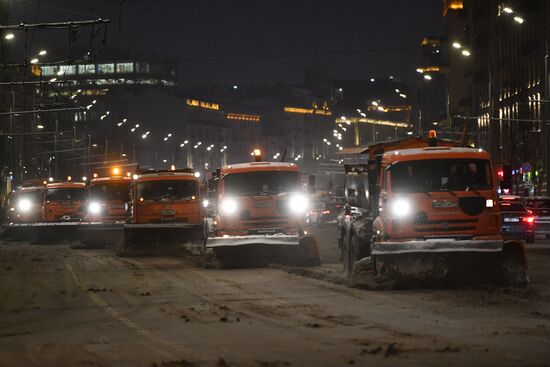 Moscow utility crews deal with snowfall aftermath