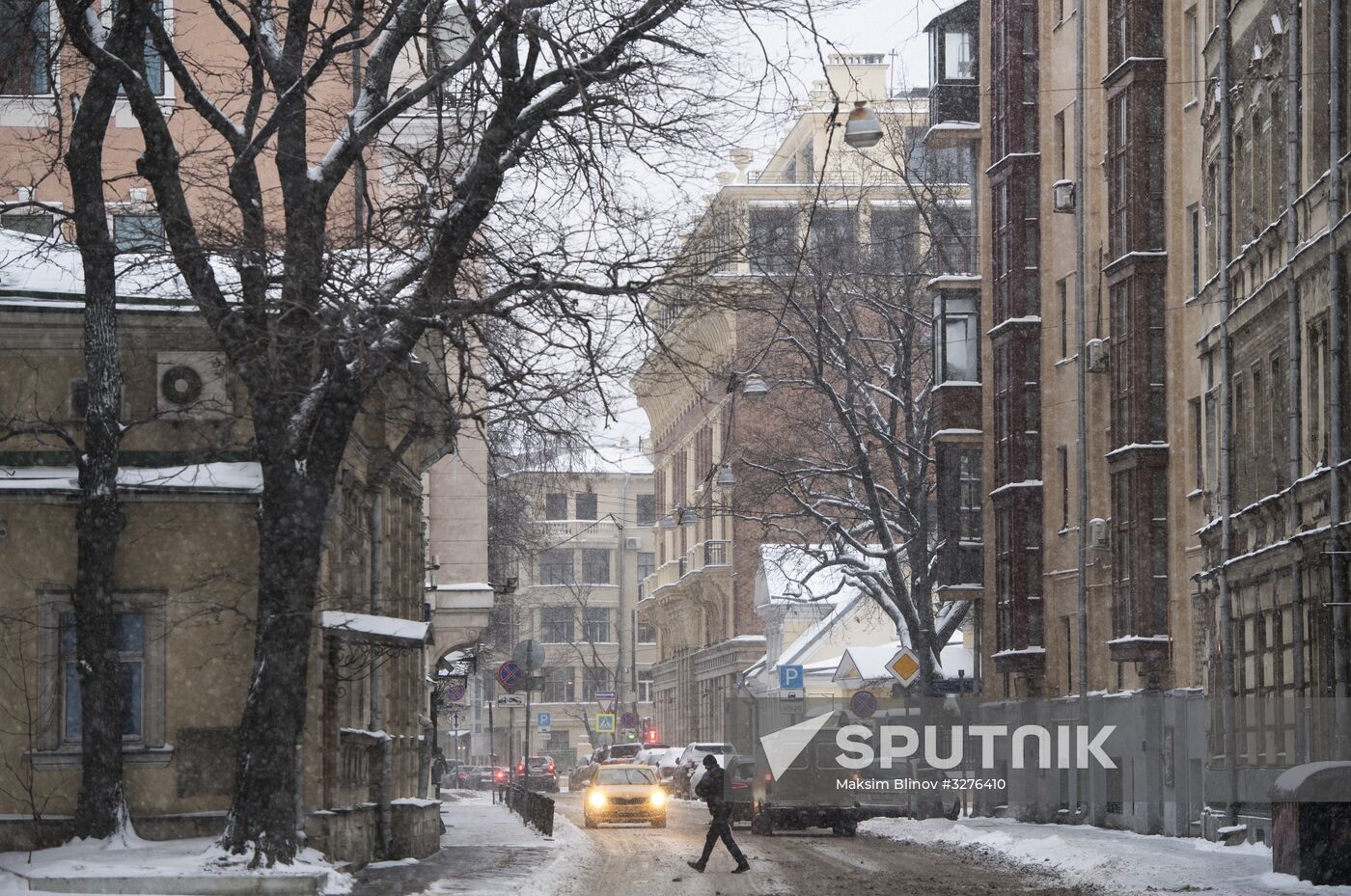 Moscow utility crews deal with snowfall aftermath