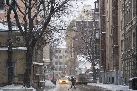 Moscow utility crews deal with snowfall aftermath