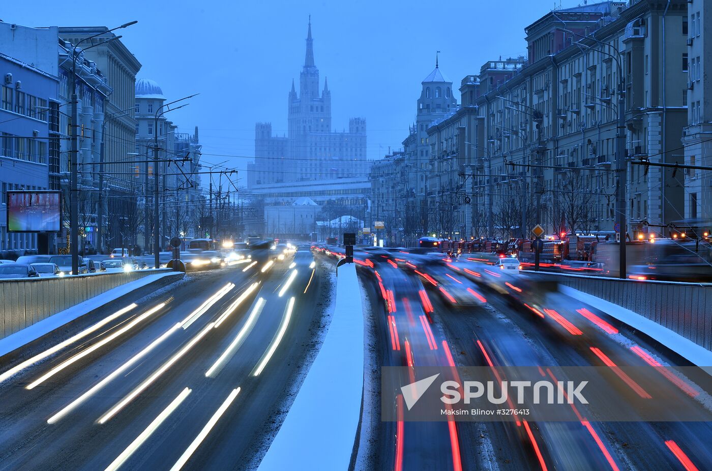 Moscow utility crews deal with snowfall aftermath