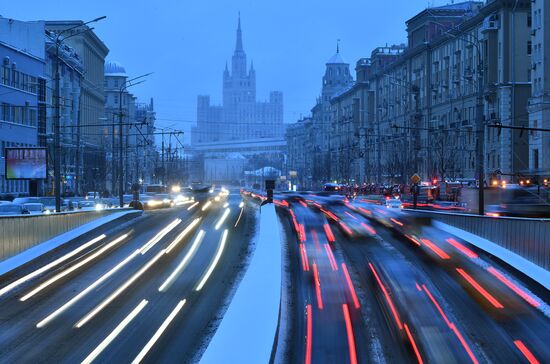 Moscow utility crews deal with snowfall aftermath