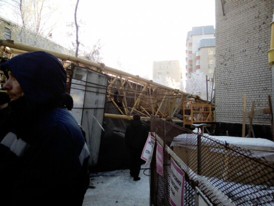 Pillar crane collapses on house in Kirov