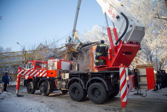 Pillar crane collapses on house in Kirov