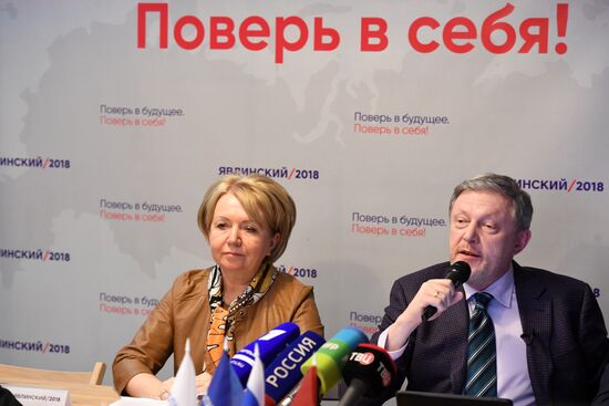 Presidential candidate Grigory Yavlinsky meets with heads of Moscow municipal assemblies