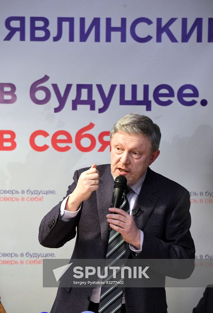 Presidential candidate Grigory Yavlinsky meets with heads of Moscow municipal assemblies