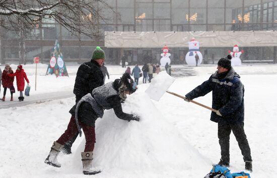 Art Battle of Snowmen festival