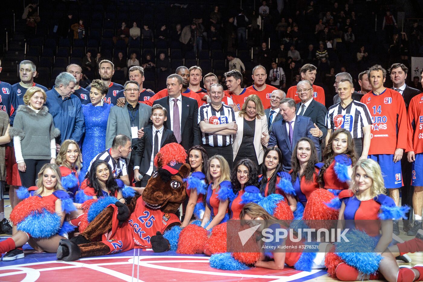 Participants in the match dedicated to Alexander Gomelsky's 90th birthday at the CSKA universal sports complex in Moscow. Location: Russia, Moscow. Author: Alexey Kudenko/Sputnik. Basketball. Match dedicated to Alexander Gomelsky's 90th birthday