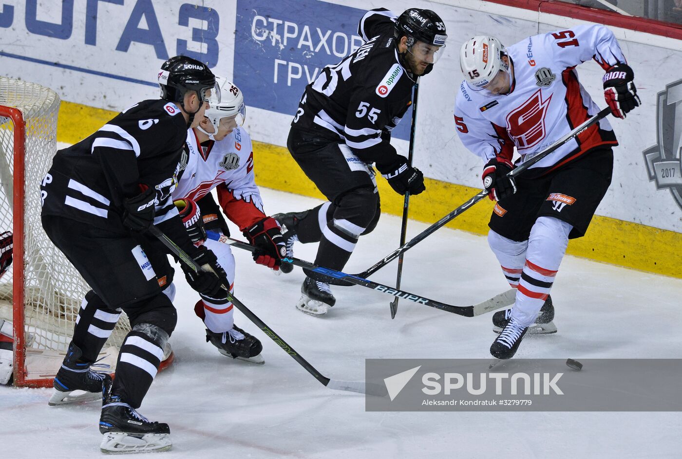 Kontinental Hockey League. Traktor vs. Avangard