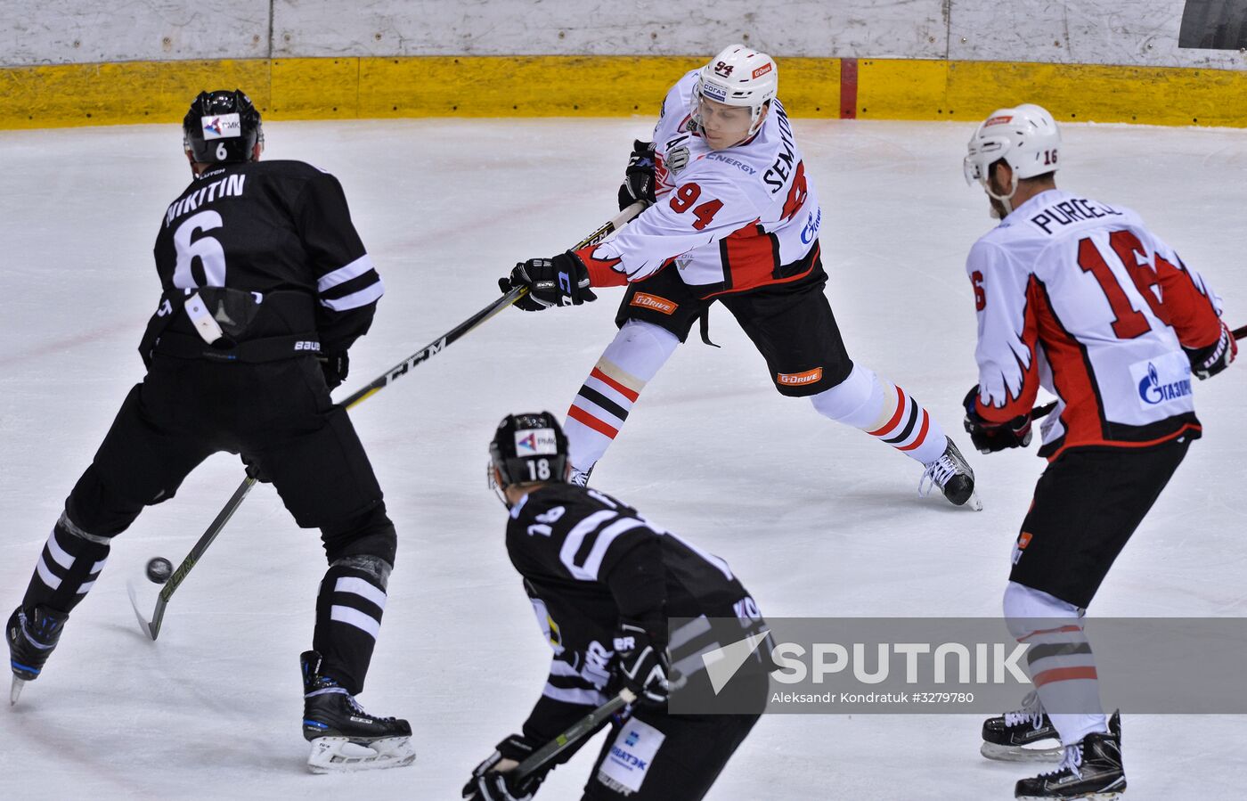 Kontinental Hockey League. Traktor vs. Avangard