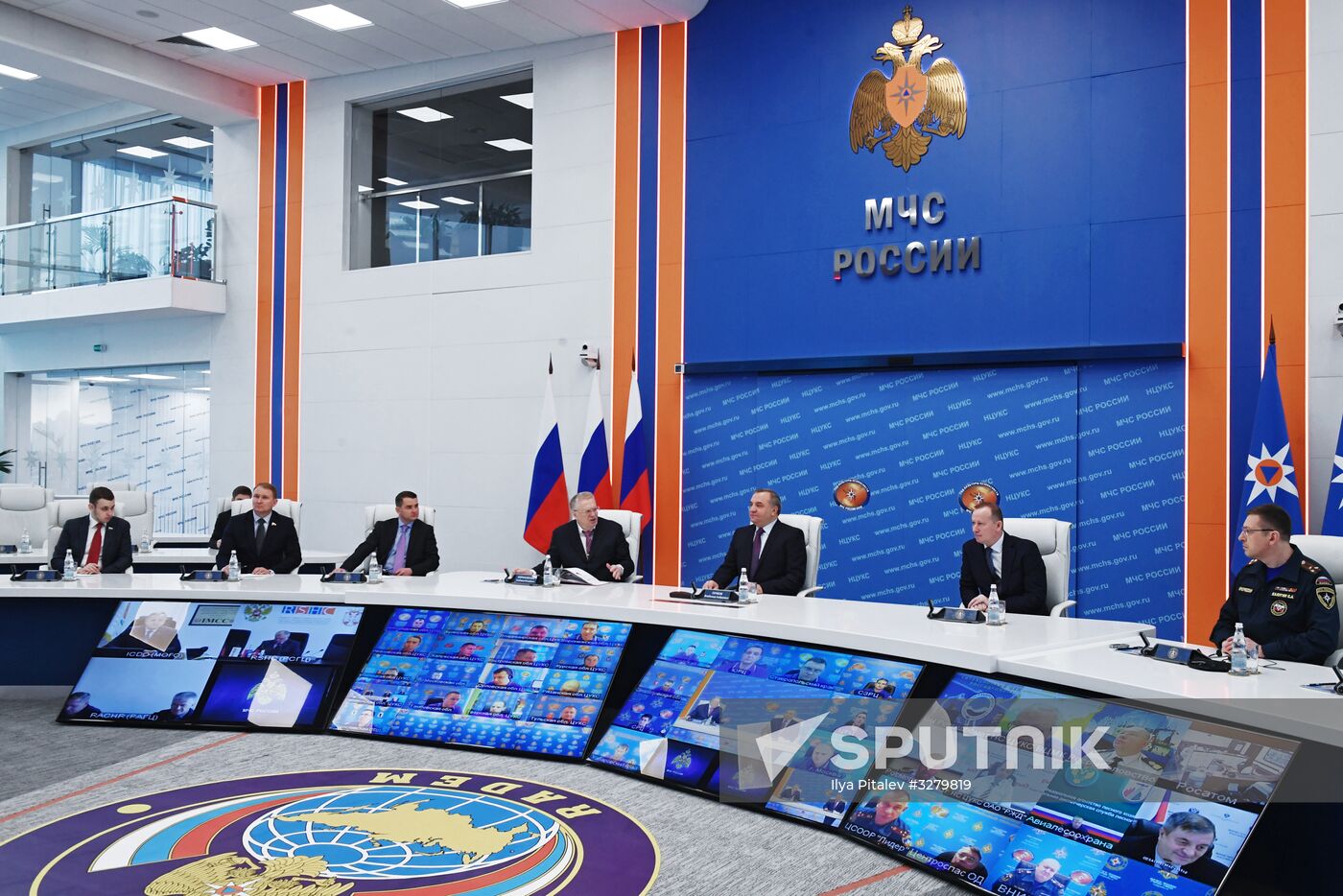 Vladimir Zhirinovsky visits Emergencies Ministry's Crisis Management Center