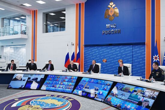 Vladimir Zhirinovsky visits Emergencies Ministry's Crisis Management Center