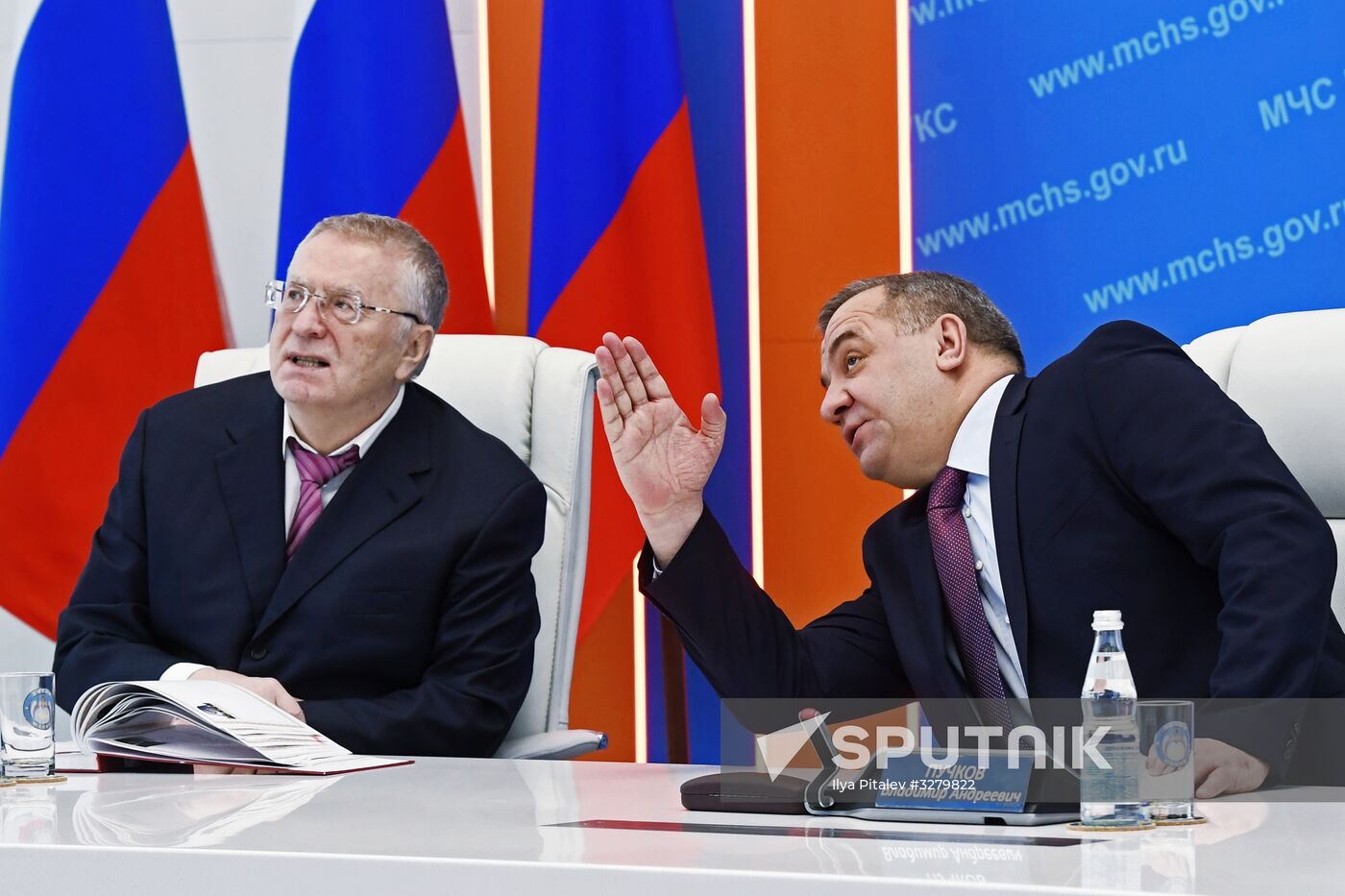 Vladimir Zhirinovsky visits Emergencies Ministry's Crisis Management Center