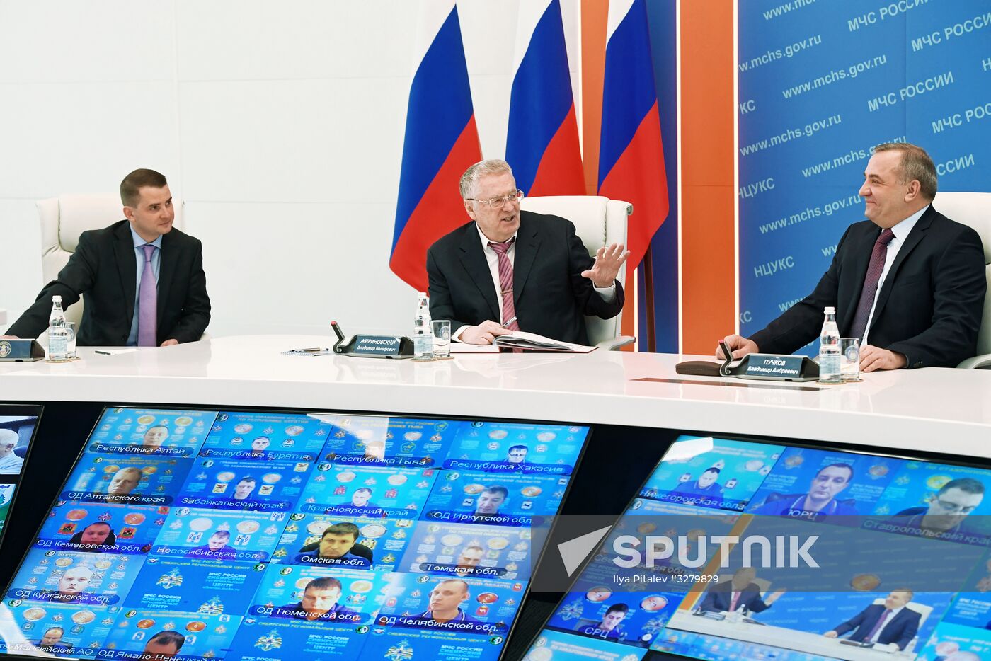 Vladimir Zhirinovsky visits Emergencies Ministry's Crisis Management Center