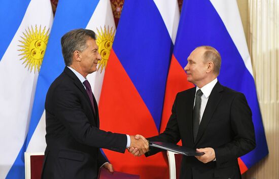President Vladimir Putin meets with Argentinian President Mauricio Macri