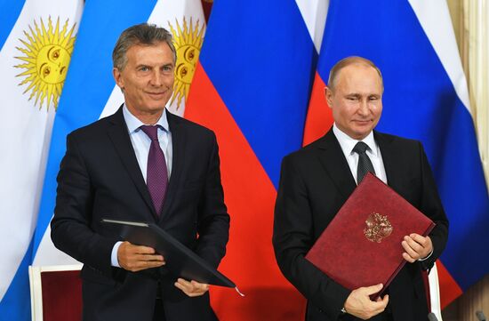 President Vladimir Putin meets with Argentinian President Mauricio Macri