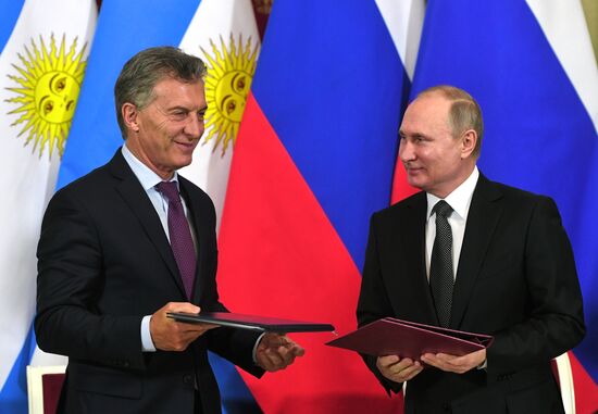 President Vladimir Putin meets with Argentinian President Mauricio Macri