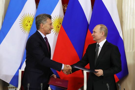 President Vladimir Putin meets with Argentinian President Mauricio Macri