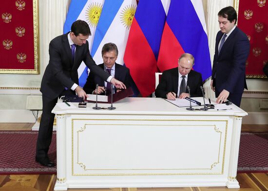 President Vladimir Putin meets with Argentinian President Mauricio Macri