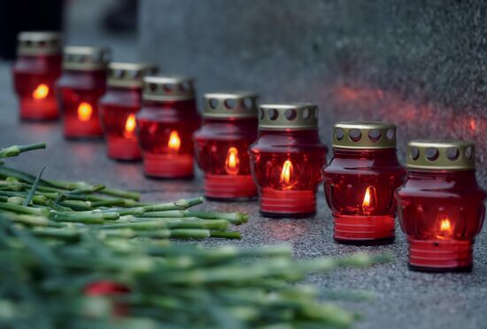 Wreaths and flowers laid at Piskaryovskoye Memorial Cemetery