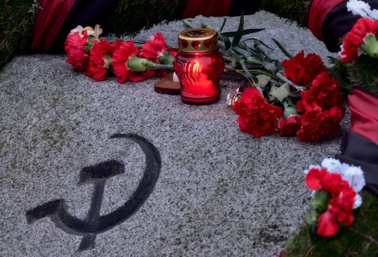 Wreaths and flowers laid at Piskaryovskoye Memorial Cemetery