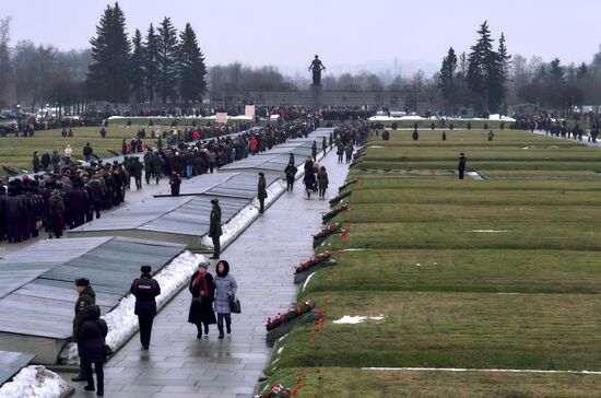 Wreaths and flowers laid at Piskaryovskoye Memorial Cemetery