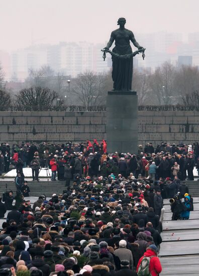Wreaths and flowers laid at Piskaryovskoye Memorial Cemetery