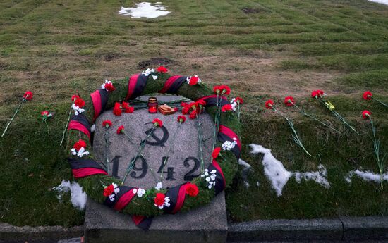 Wreaths and flowers laid at Piskaryovskoye Memorial Cemetery