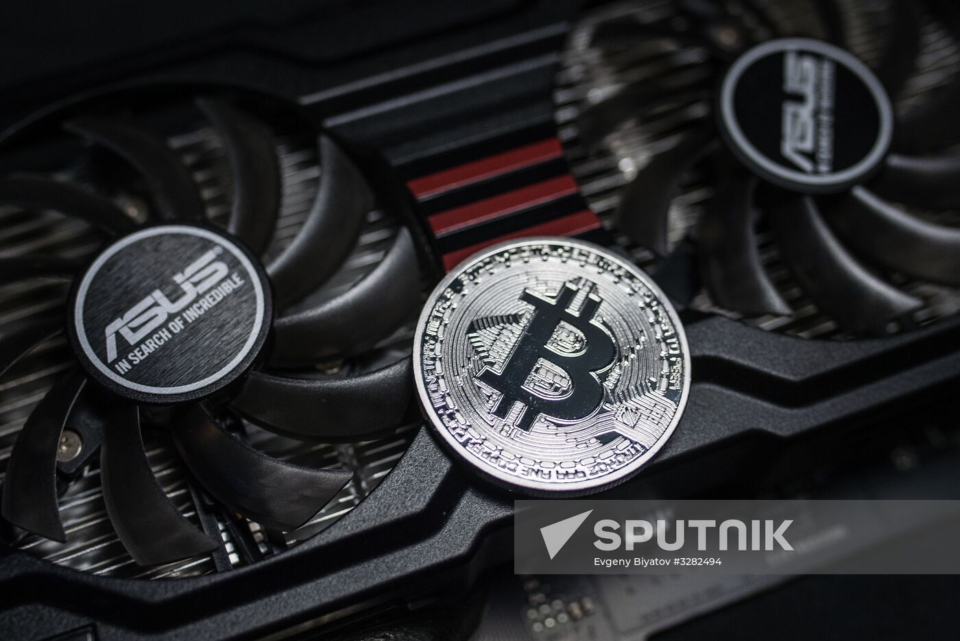Souvenir cons with cryptocurrency logos