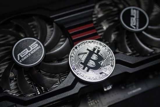 Souvenir cons with cryptocurrency logos