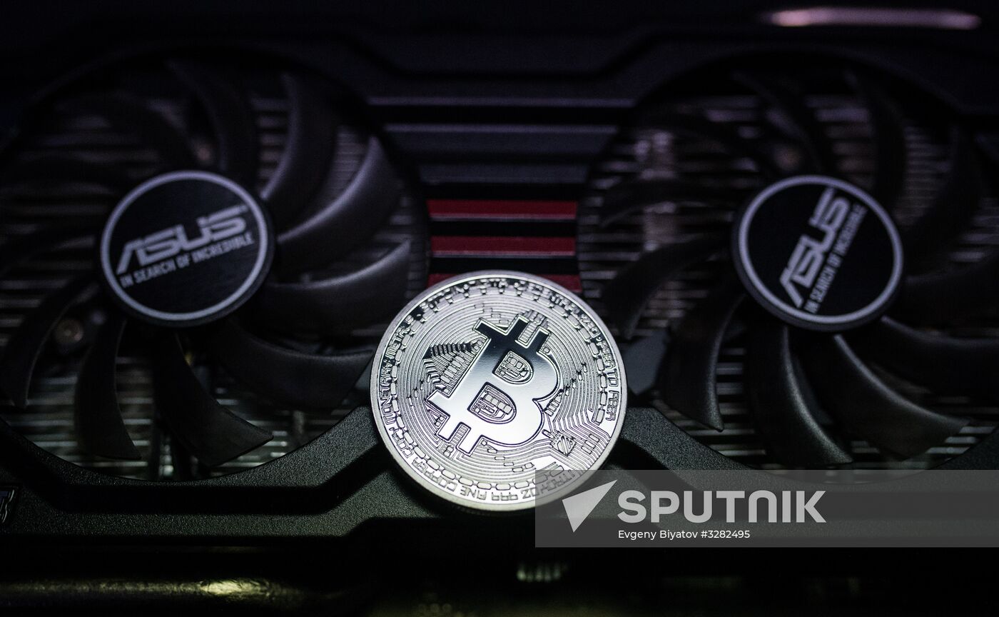 Souvenir cons with cryptocurrency logos