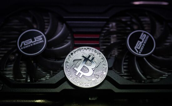 Souvenir cons with cryptocurrency logos