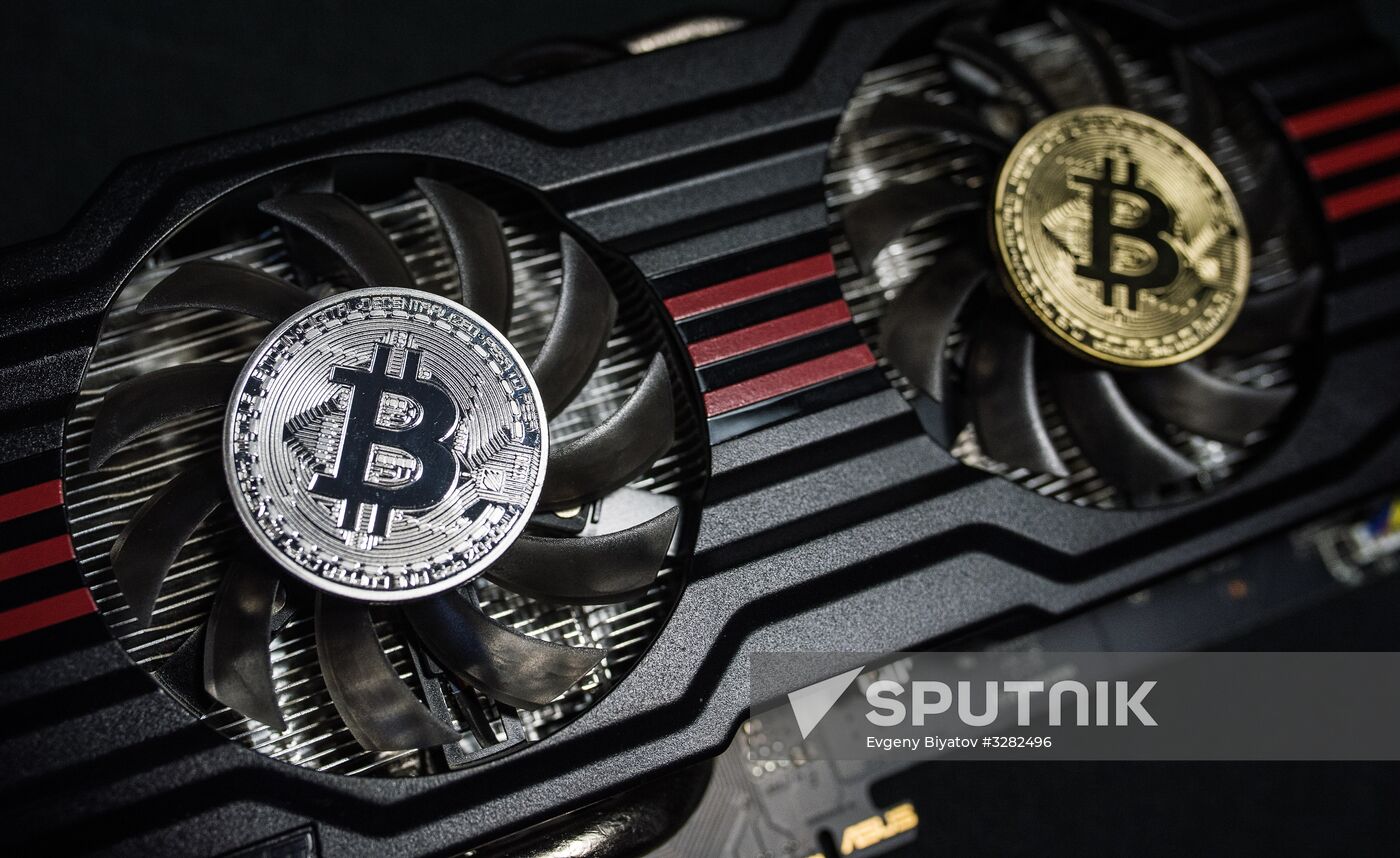 Souvenir cons with cryptocurrency logos