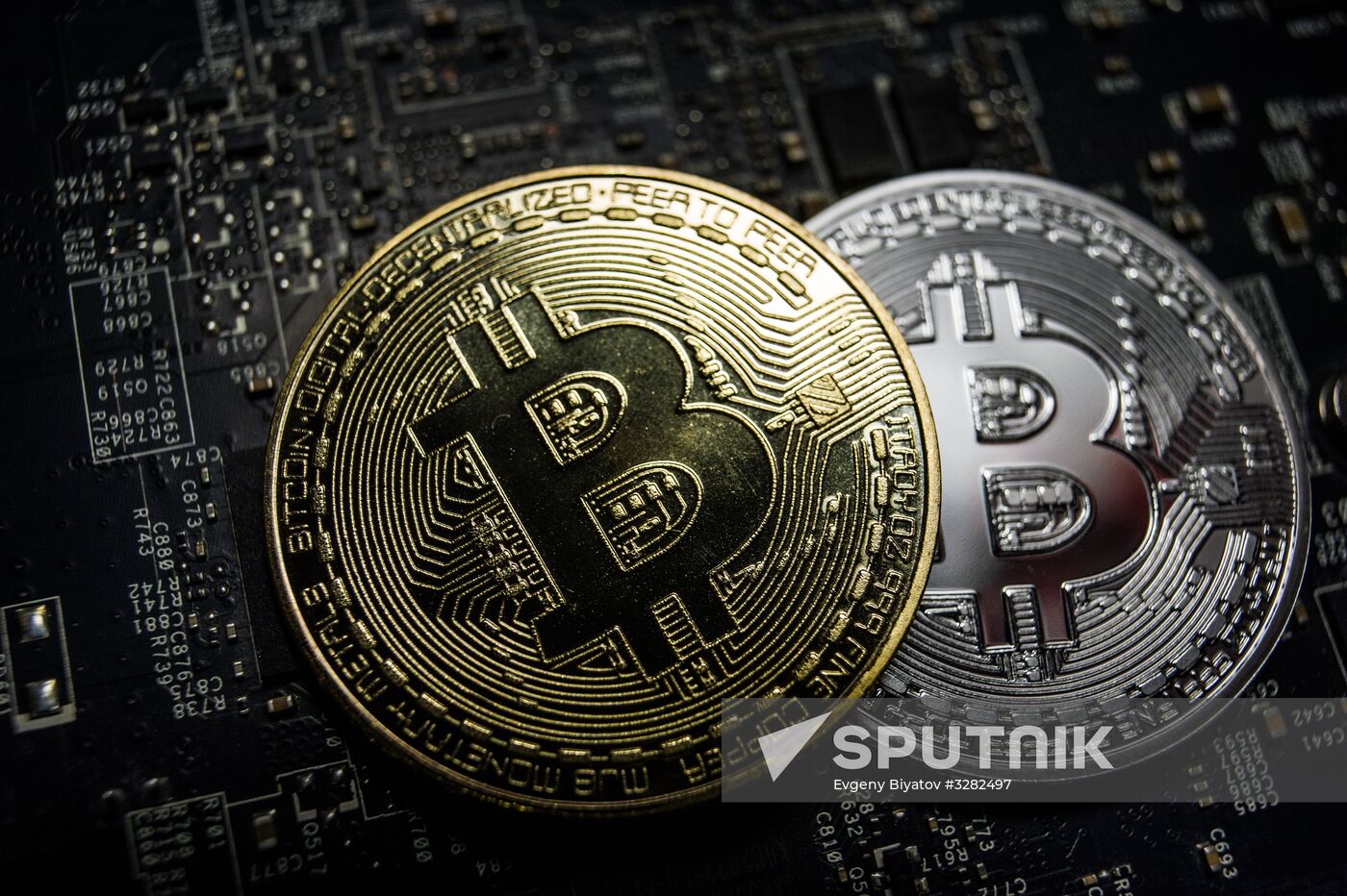 Souvenir cons with cryptocurrency logos