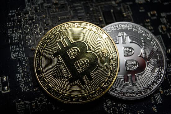 Souvenir cons with cryptocurrency logos