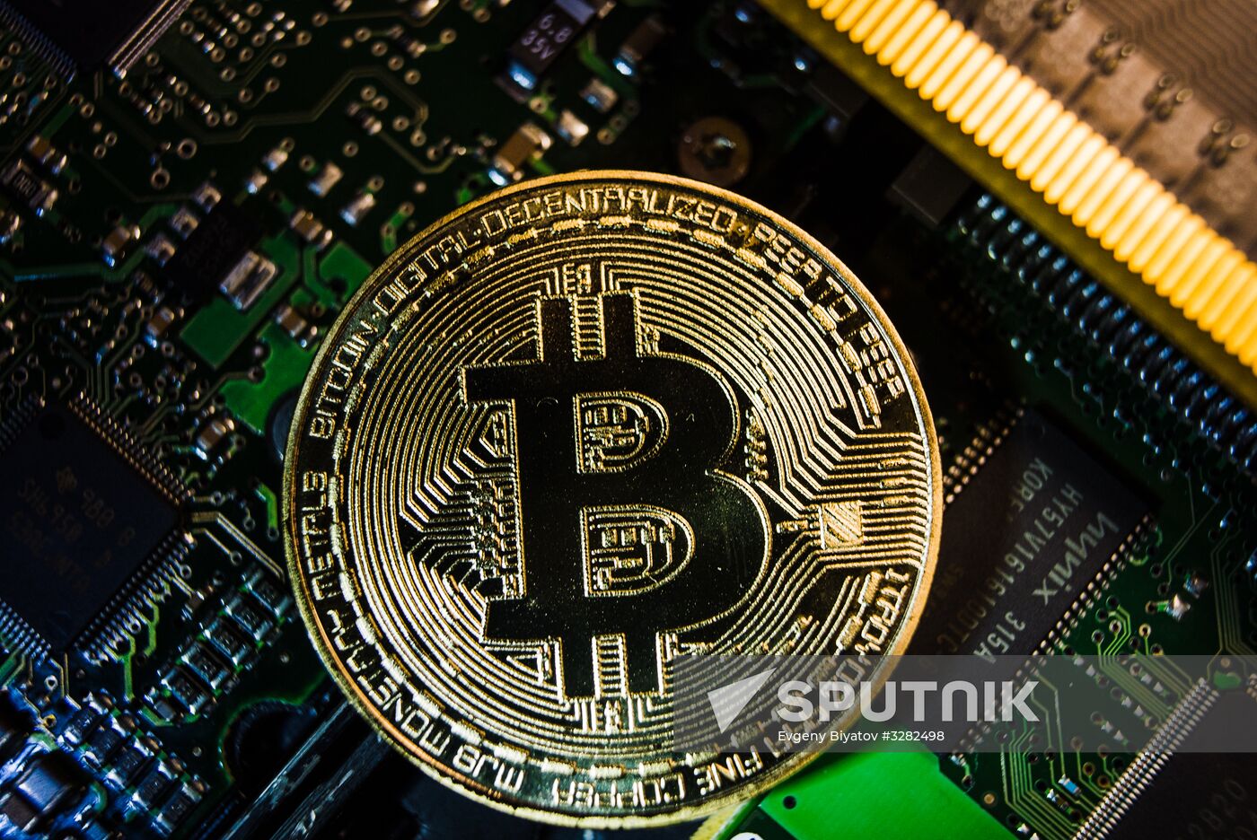 Souvenir cons with cryptocurrency logos