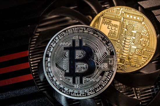 Souvenir cons with cryptocurrency logos