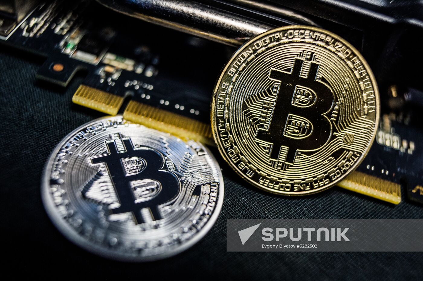 Souvenir cons with cryptocurrency logos