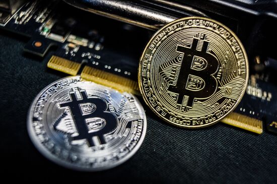 Souvenir cons with cryptocurrency logos