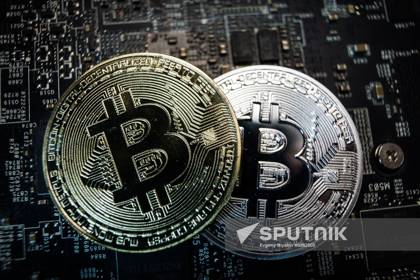 Souvenir cons with cryptocurrency logos
