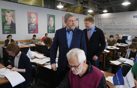 Yavlinsky's headquarters prepares to file signature sheets with Central Election Commission