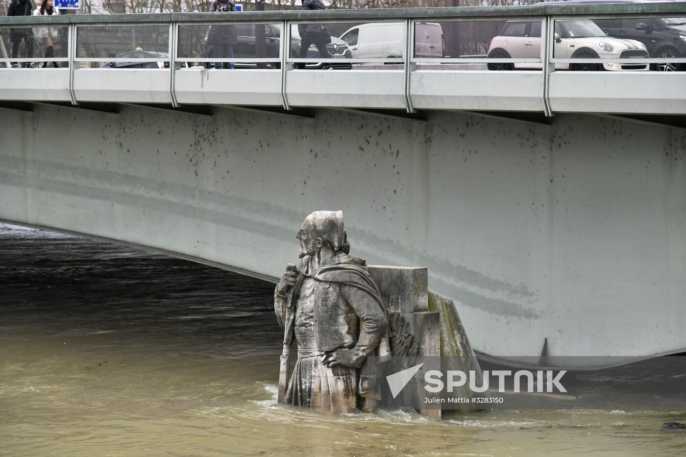 Water level in Seine reaches its peak