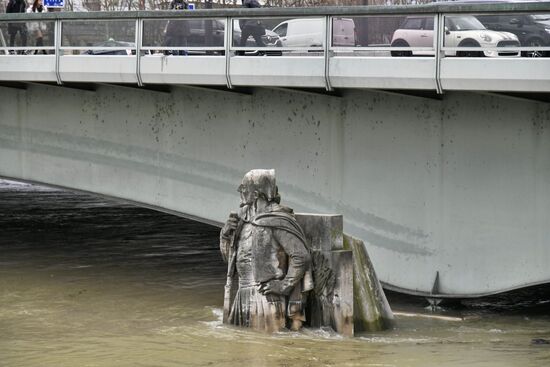 Water level in Seine reaches its peak
