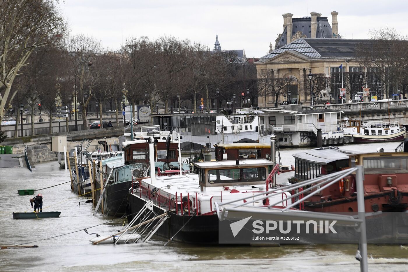 Water level in Seine reaches its peak